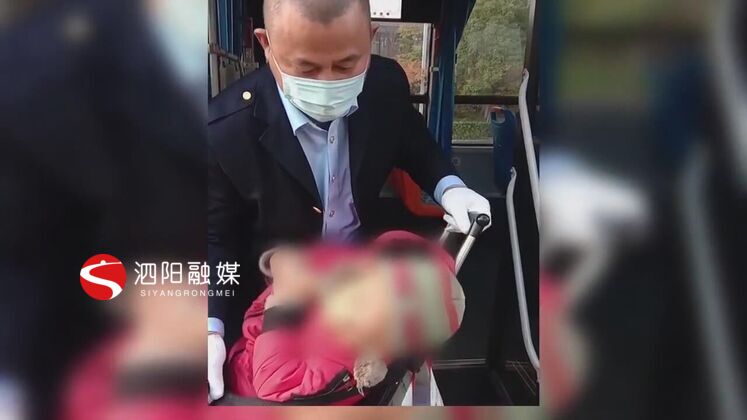 　　老人要抱孩子，又要拿兒童車，體力上吃不消，楊軍和其他九位同事每次遇到這對祖孫倆都會搭把手。他們說，只要上了車就是我們的乘客，作為公交車司機，我們就要對他們盡責。時間長了，彼此熟悉了，司機們還專門讓乘客給祖孫倆預留“專座”。  　　泗陽交通產業集團城市公交分公司107路公交車司機 楊軍：有時候我們把后門打開的時候，我們從駕駛室方位還沒下來的時候，就有乘客已經開始主動的幫忙去搭手了，幫祖孫倆上了車。