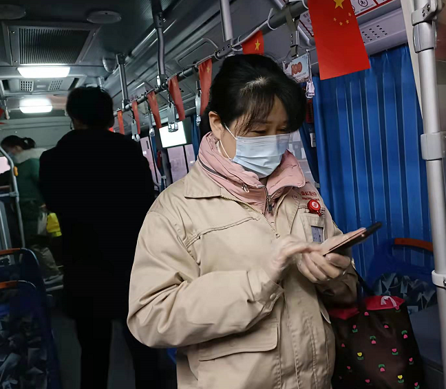 企業員工 王桂榮：  上下班比較準時，到這邊車就來了。刮風下雨也比較方便了。直接到廠門口也不用跑。